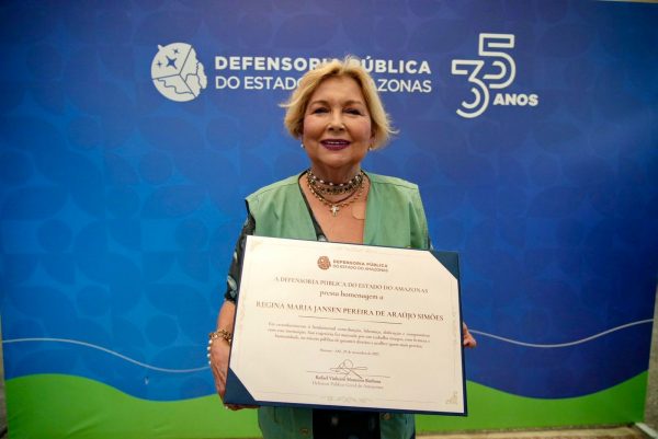 Defensoria Pública homenageia a defensora Regina Jansen Simões pela sua contribuição com a instituição e compromisso com a defesa dos mais vulneráveis