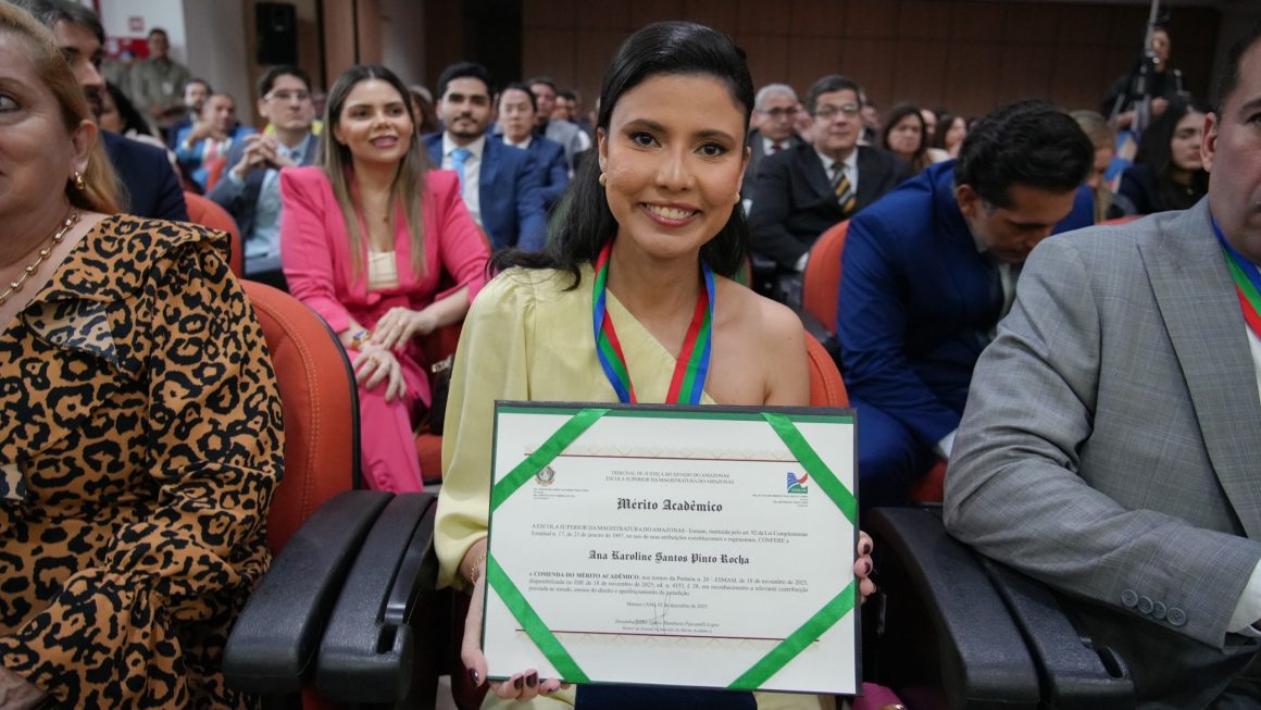 Subdefensora Geral do Amazonas recebe a Medalha do Mérito Acadêmico da Esmam