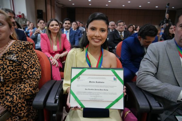 Subdefensora Geral do Amazonas recebe a Medalha do Mérito Acadêmico da Esmam