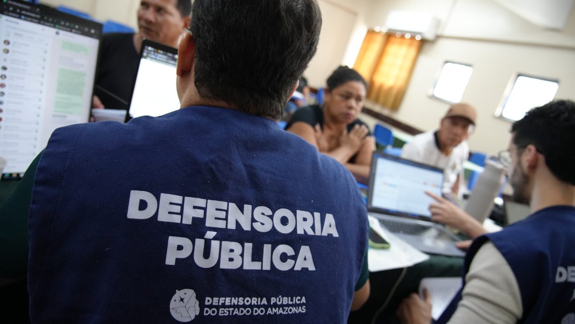 A foto mostra servidores da Defensoria atendendo a população