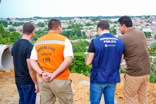 Defensoria vistoria obras de contenção de barranco e atua para garantir indenizações