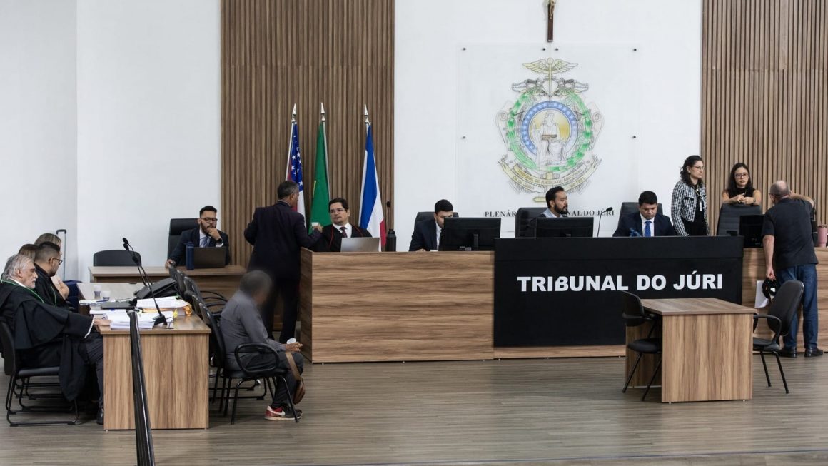 Na imagem vemos o plenário do Tribunal do Júri, com o réu sentado à esquerda