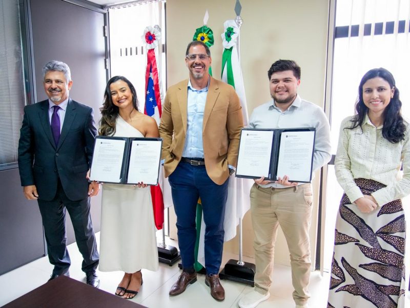 Servidores recém empossados posam ao lados dos Defensores Públicos