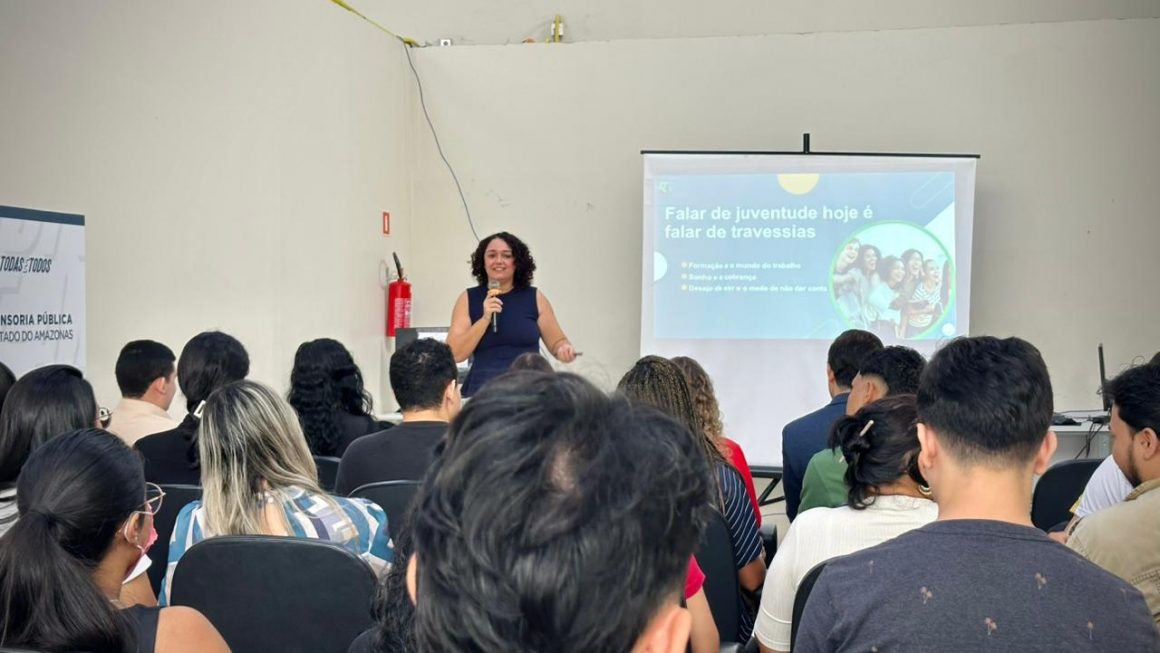 Estagiários e residentes durante seminário na sede da Defensoria