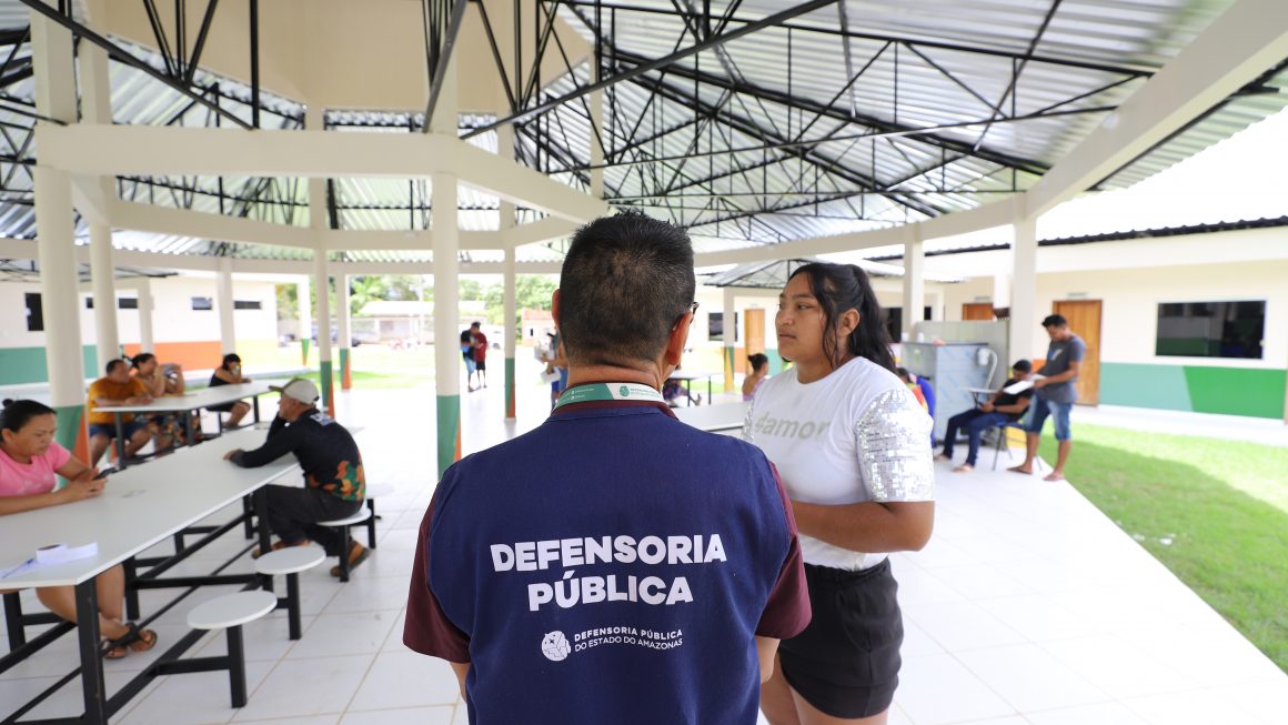 Servidor da Defensoria em atendimento