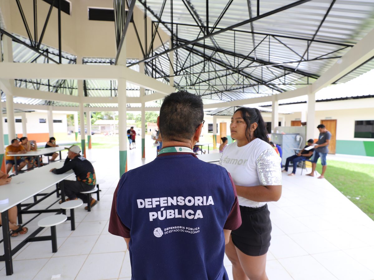 Servidor da Defensoria em atendimento