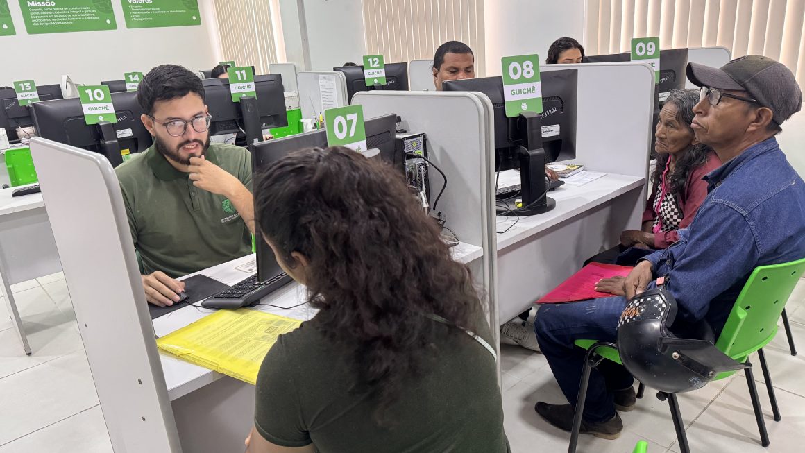 A imagem mostra uma área de atendimentos da Defensoria em Tabatinga, há servidores fardados atendendo assistidos