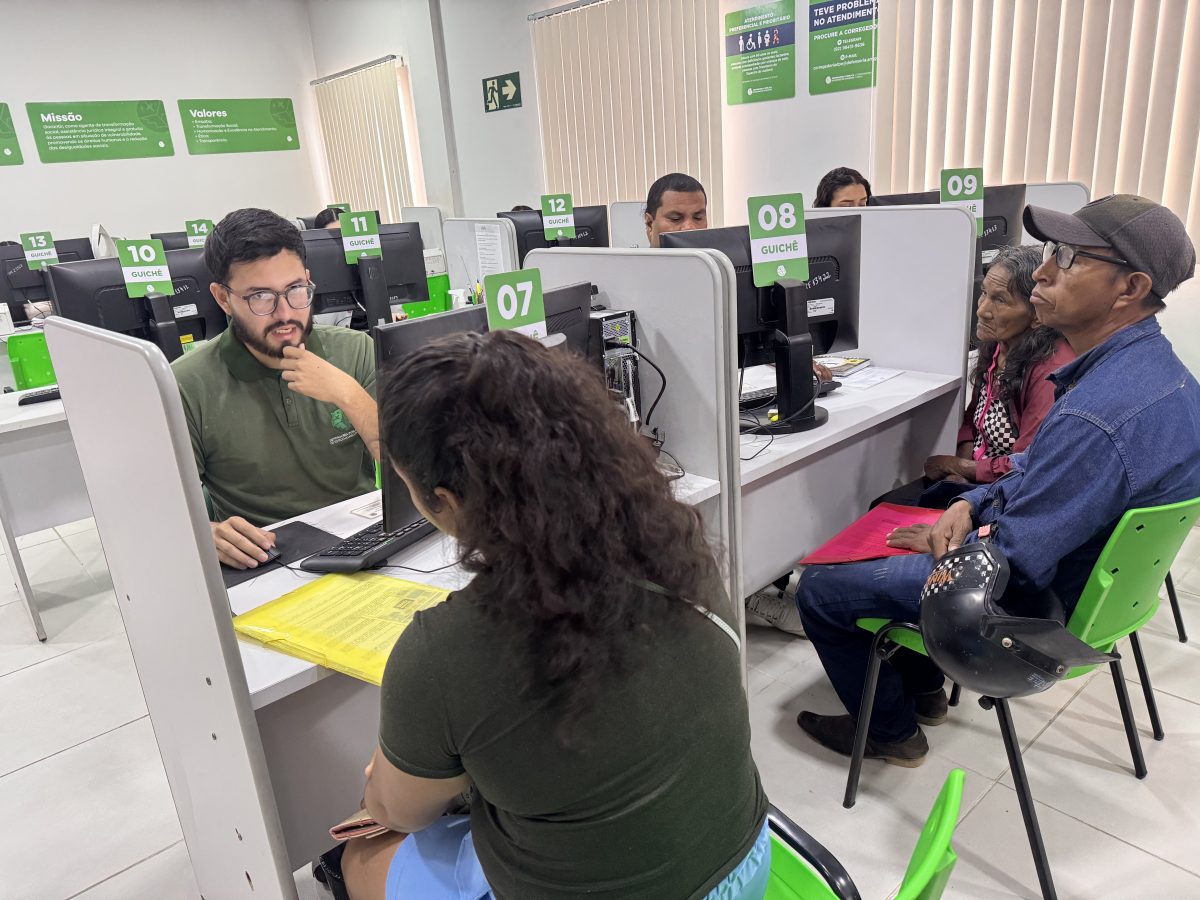 A imagem mostra uma área de atendimentos da Defensoria em Tabatinga, há servidores fardados atendendo assistidos