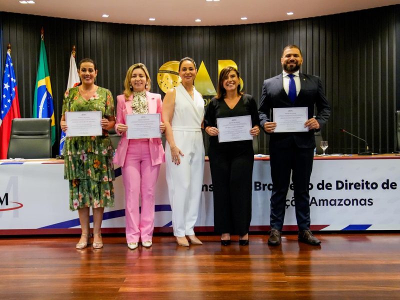 Na imagem vemos os membros da diretoria do IBDFAM no Amazonas em pé, posando para a foto, com certificados de posse em mãos