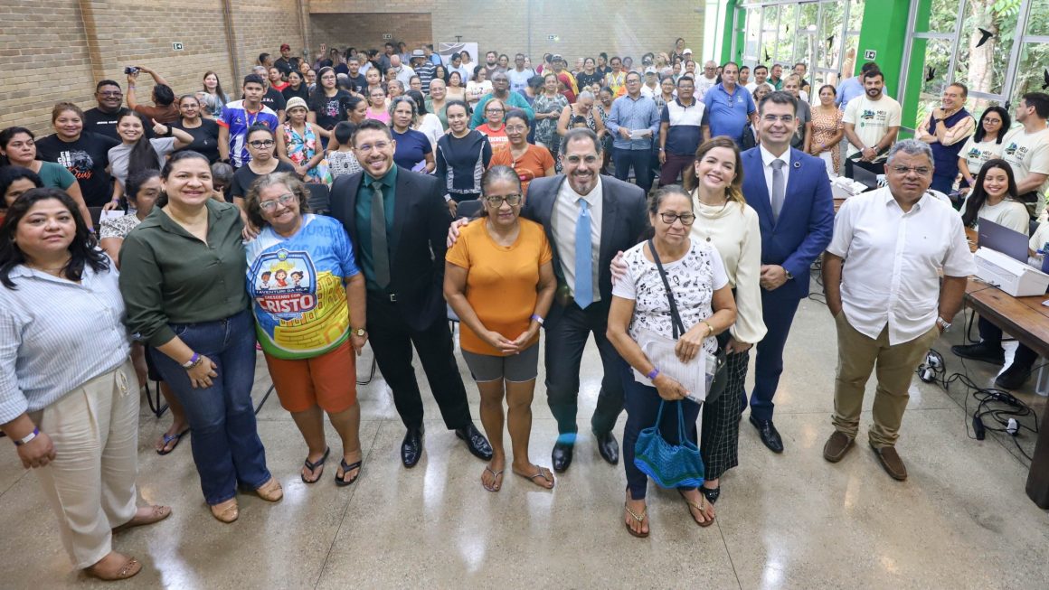 Na foto, vemos defensores, representantes do governo e assistidos reunidos em pose para a foto oficial durante o lançamento do projeto