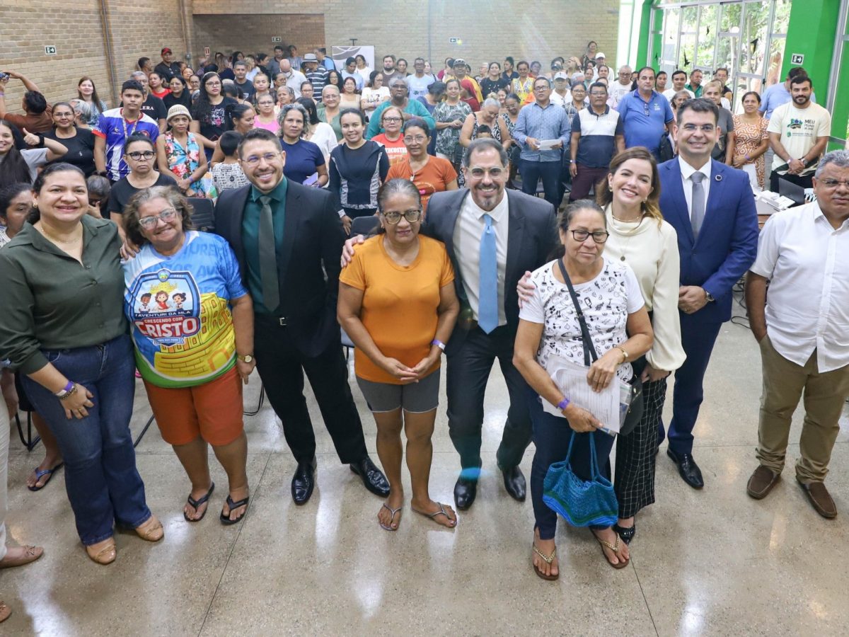 Na foto, vemos defensores, representantes do governo e assistidos reunidos em pose para a foto oficial durante o lançamento do projeto