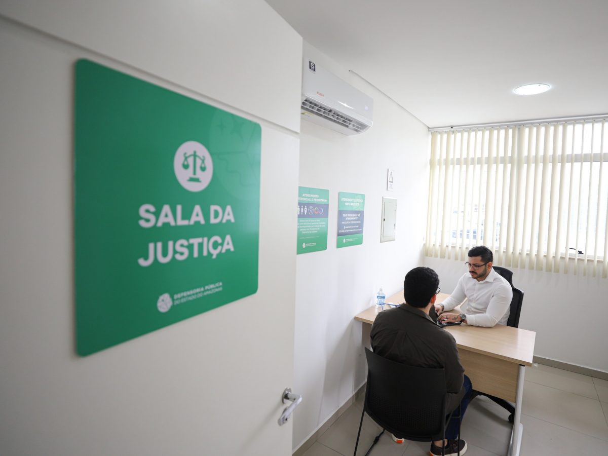 Na imagem, vemos servidor atendendo assistido na Sala da Justiça