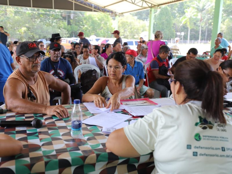 Na imagem, vemos pequenos produtores rurais sendo atendidos pelas equipes da DPE-AM em uma área da sede da Asprones