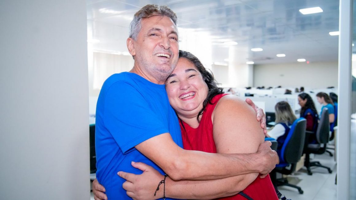 Na foto, vemos pai e filha abraçados após atendimento na Defensoria