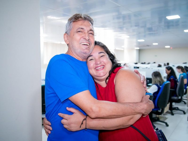 Na foto, vemos pai e filha abraçados após atendimento na Defensoria