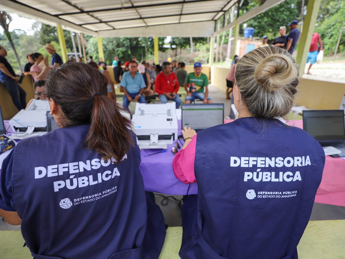 Servidores realizam atendimento aos assistidos