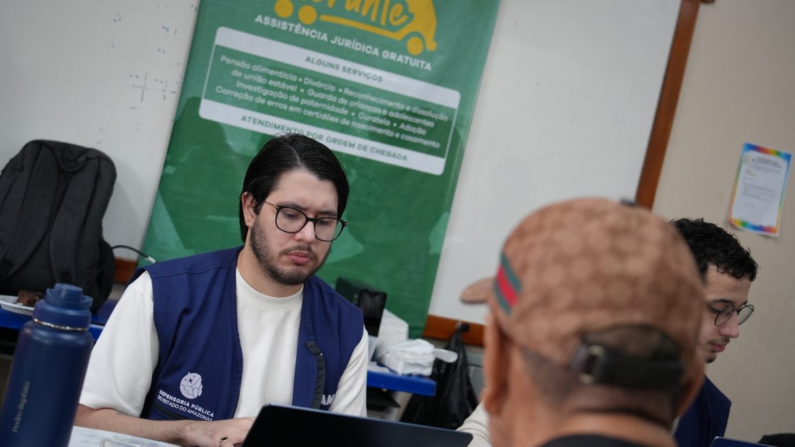 Servidor atende assistido da Defensoria