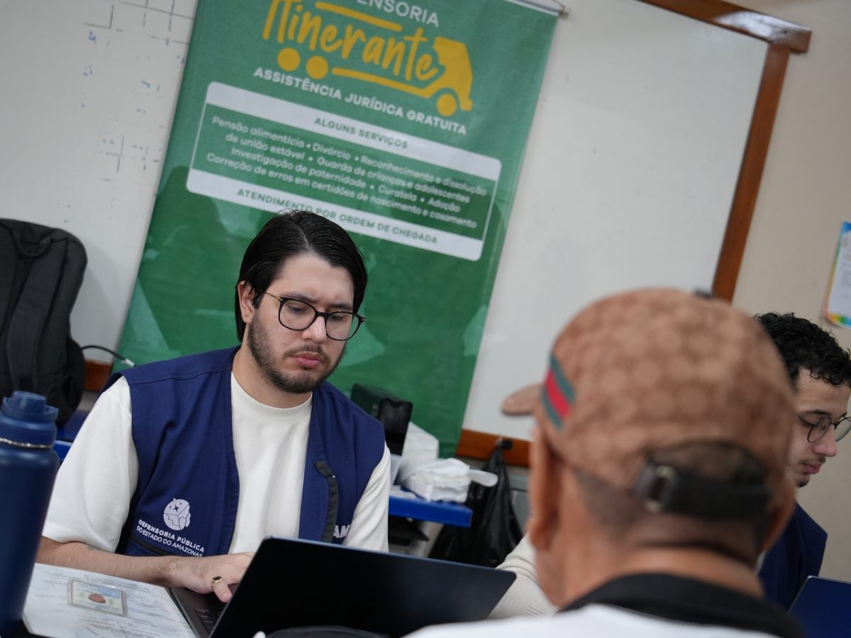 Servidor atende assistido da Defensoria