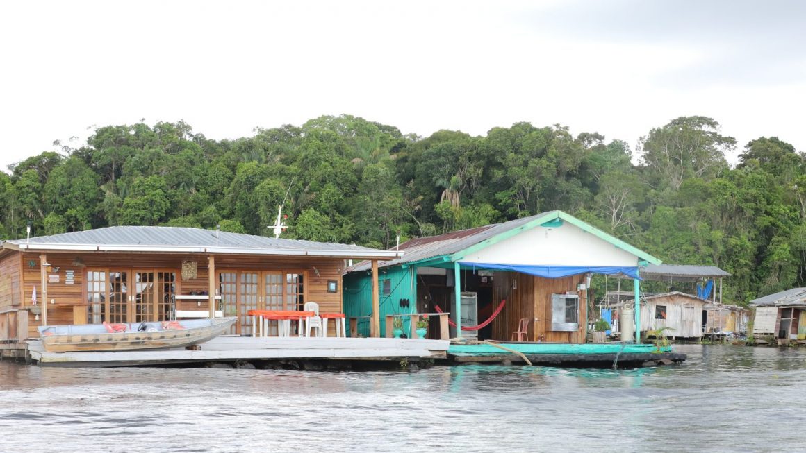 Dois flutuantes instalados no Tarumã-Açu, em Manaus, no Amazonas