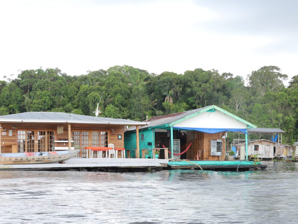 Dois flutuantes instalados no Tarumã-Açu, em Manaus, no Amazonas