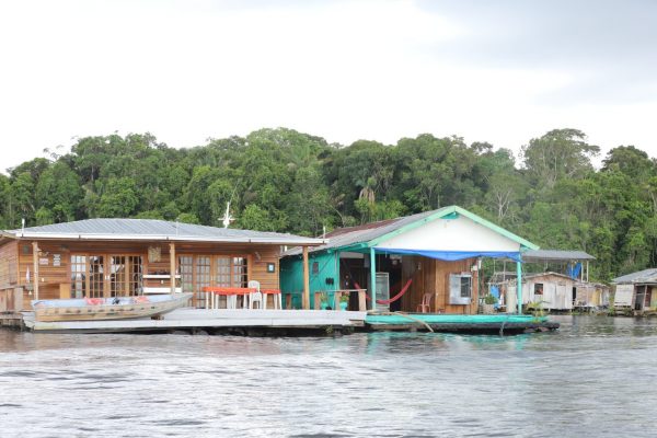 Após pedido da Defensoria, Tribunal de Justiça suspende retirada de flutuantes no Tarumã-Açu