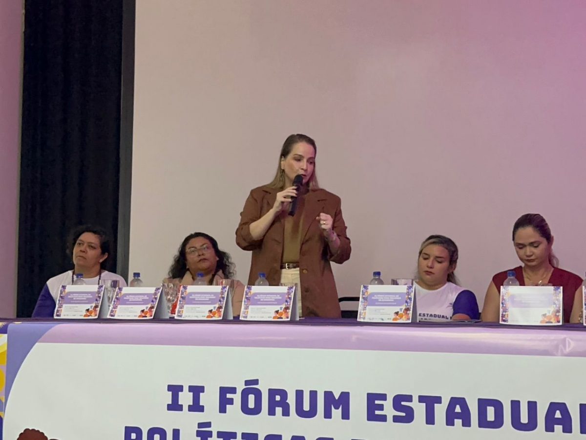 Defensora pública Caroline Braz, coordenadora do Nudem, fala sobre a importância da atuação conjunta entre órgãos públicos, para segurança feminina