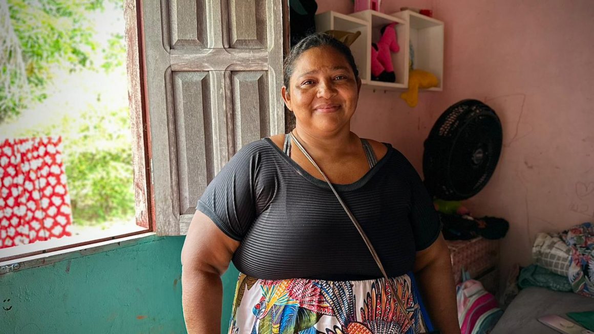 Mulher emocionada, a pescadora Celiane Saldanha, de 44 anos, foi atendida pela Defensoria Pública do Amazonas para obter o título definitivo do terreno onde vive há 20 anos