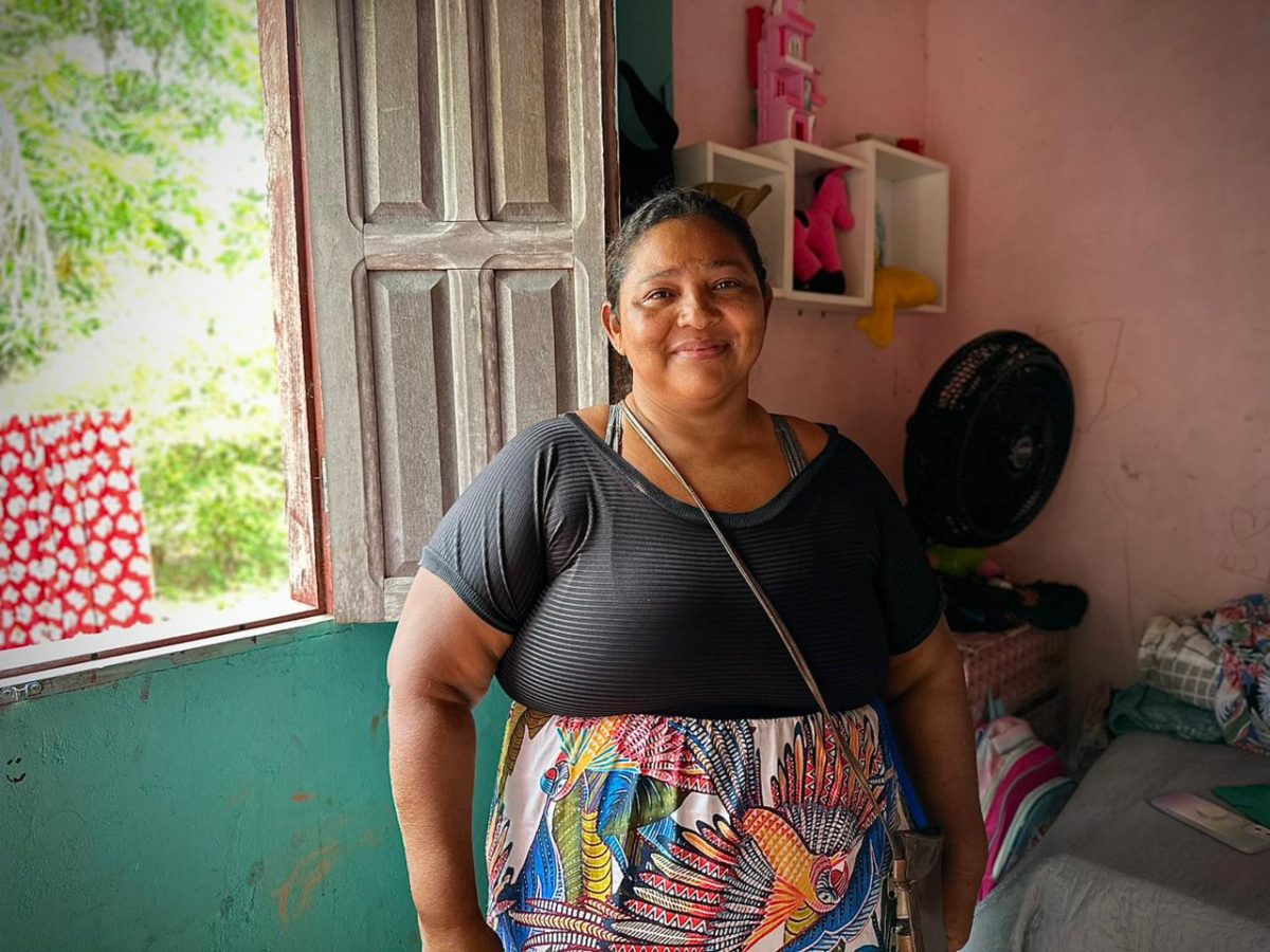 Mulher emocionada, a pescadora Celiane Saldanha, de 44 anos, foi atendida pela Defensoria Pública do Amazonas para obter o título definitivo do terreno onde vive há 20 anos