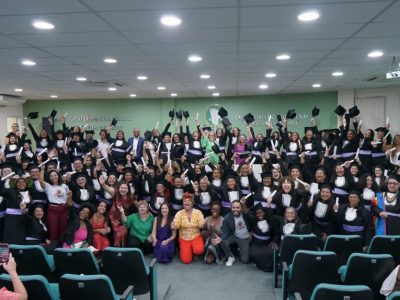 Mulheres líderes em movimentos sociais na formatura como defensoras populares