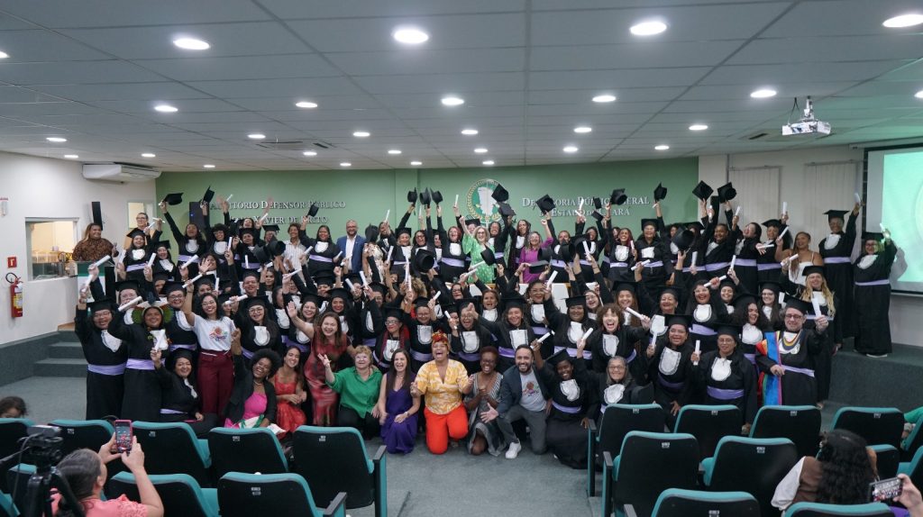 Mulheres líderes em movimentos sociais na formatura como defensoras populares