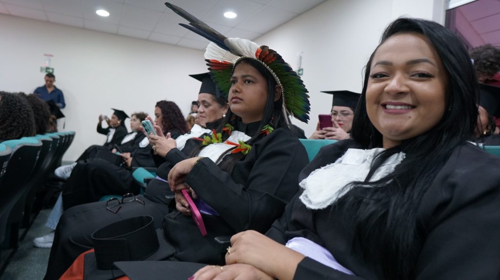 Mulheres na formatura como defensoras populares