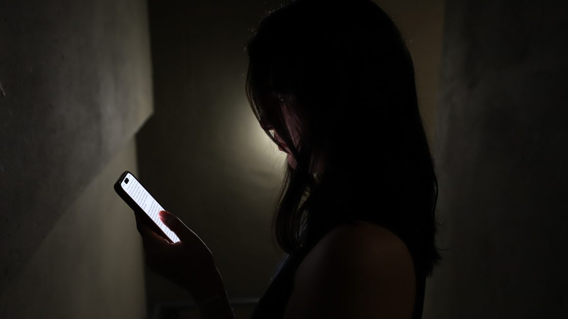 Defensoria Pública orienta mulheres sobre como identificar e denunciar violências praticadas no meio digital