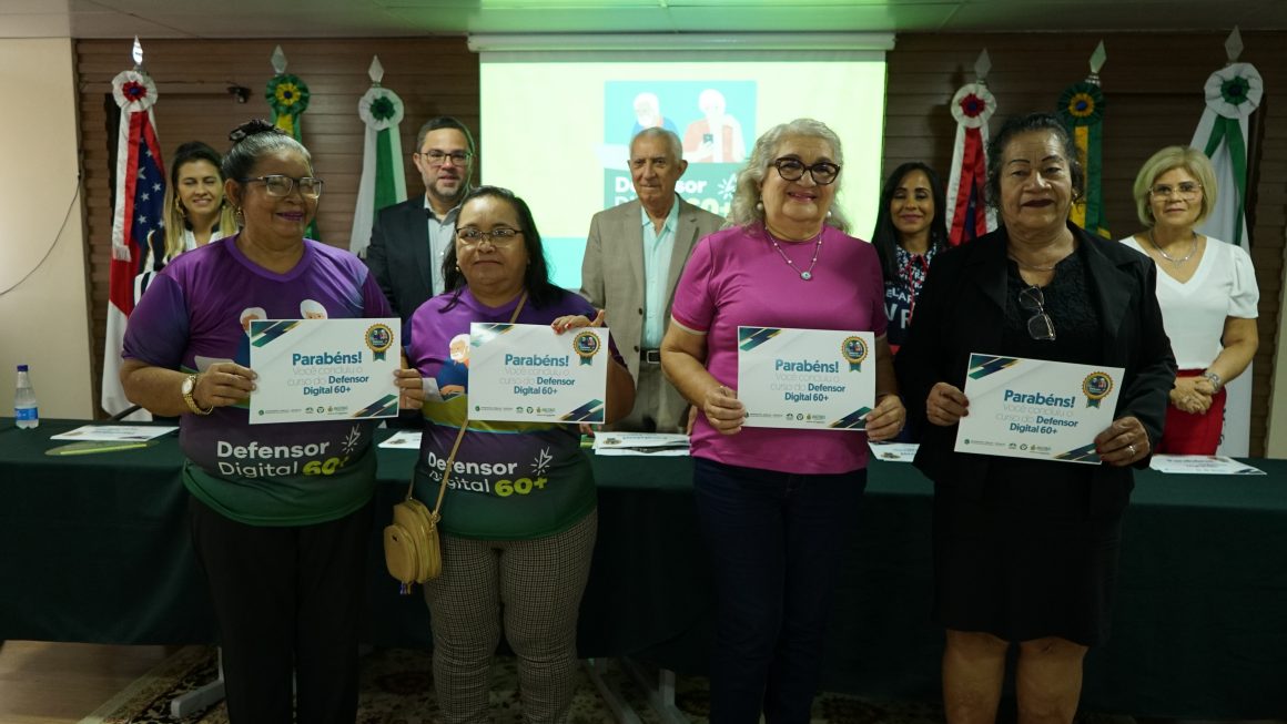 Idosos exibem certificado do Curso Defensor 60+