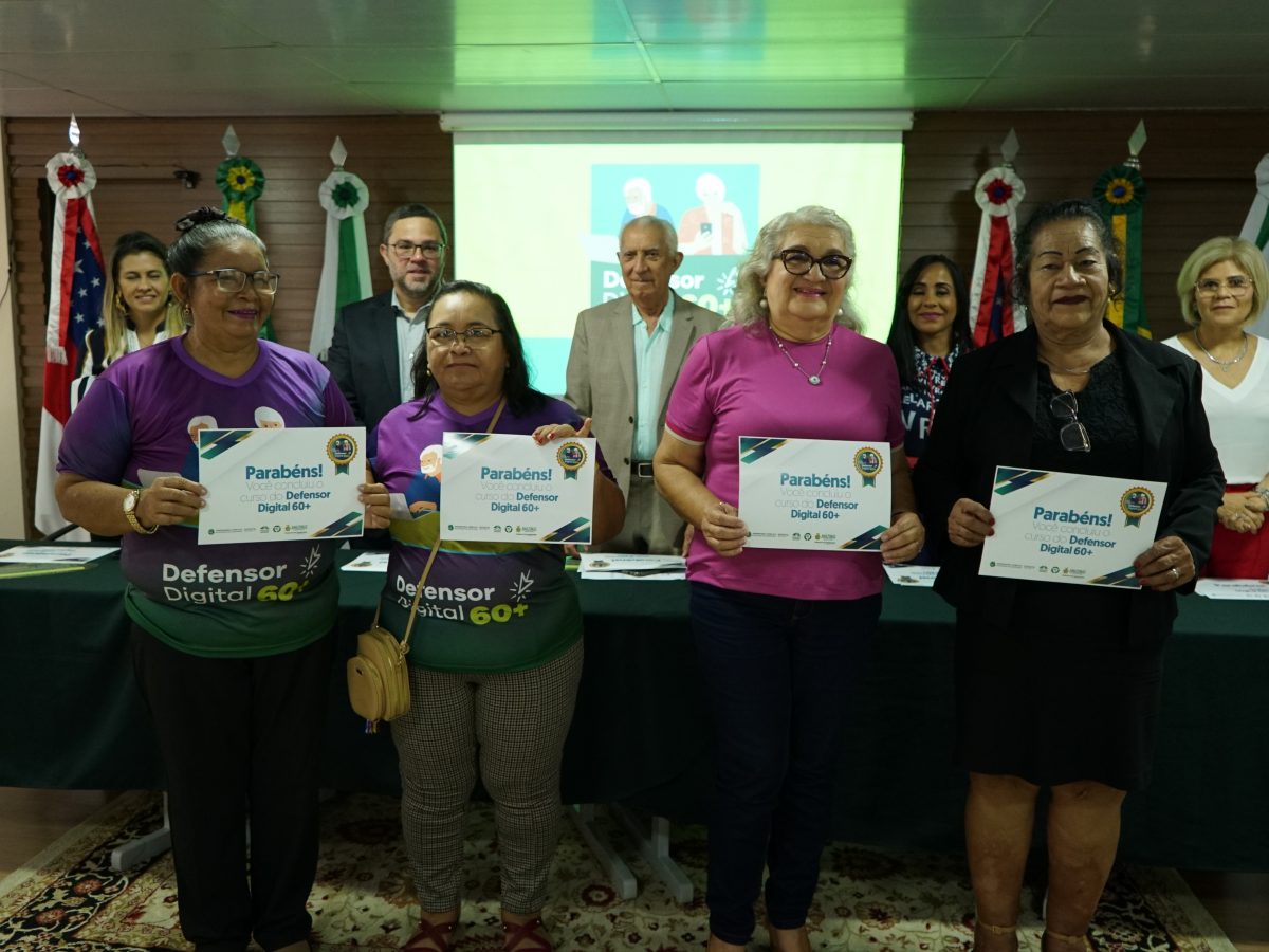 Idosos exibem certificado do Curso Defensor 60+