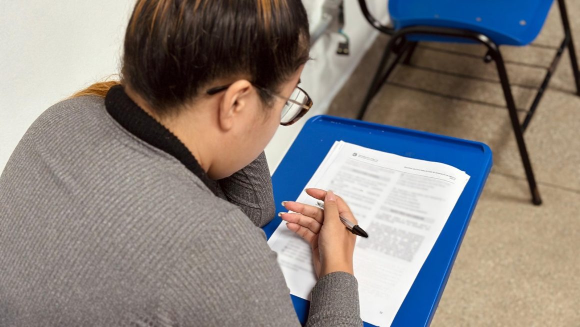 Estudante realiza prova do processo seletivo da Defensoria