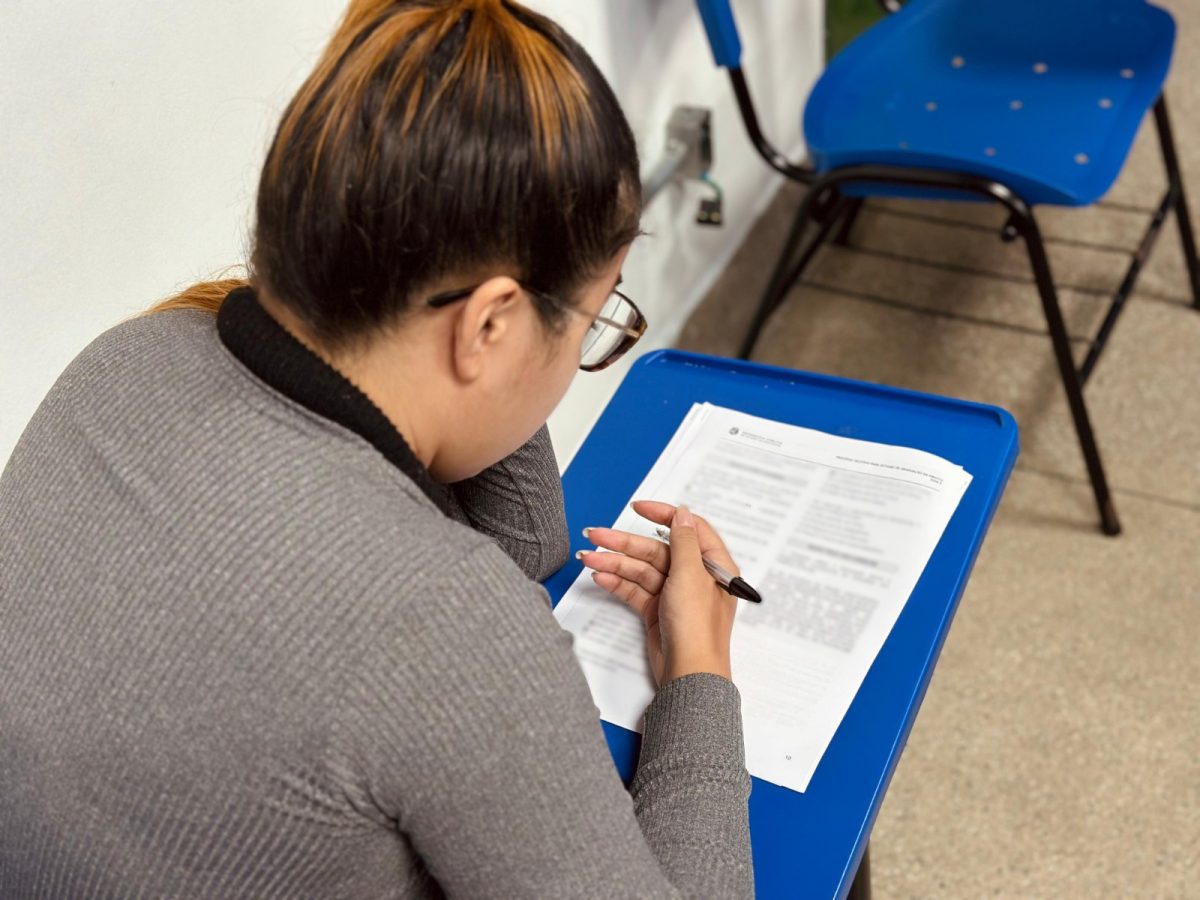 Estudante realiza prova do processo seletivo da Defensoria