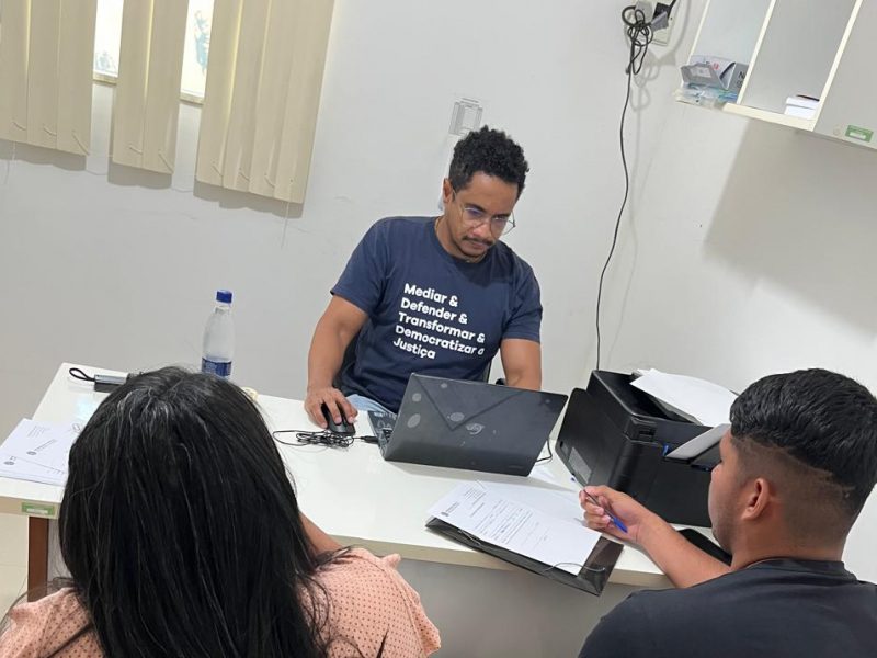 Defensor realiza atendimento