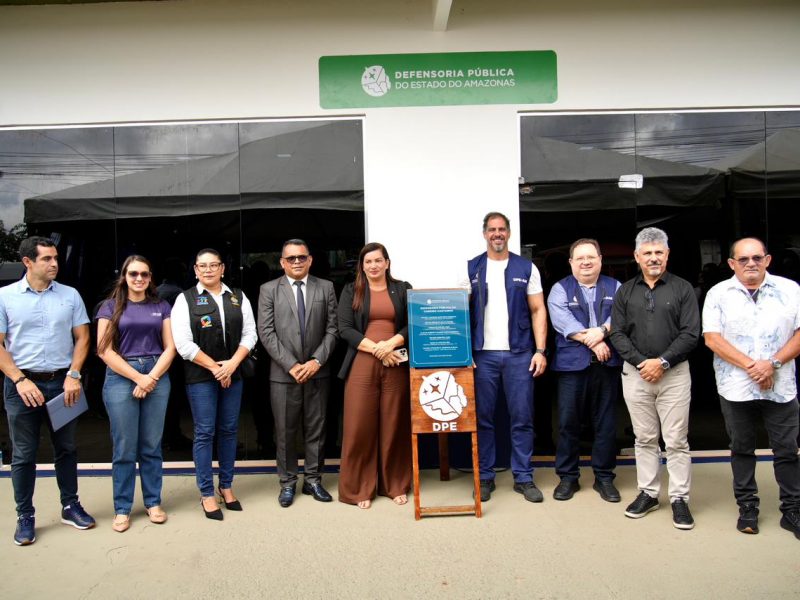 Convidados posam para fotos na Inauguração da nova sede de Careiro Castanho