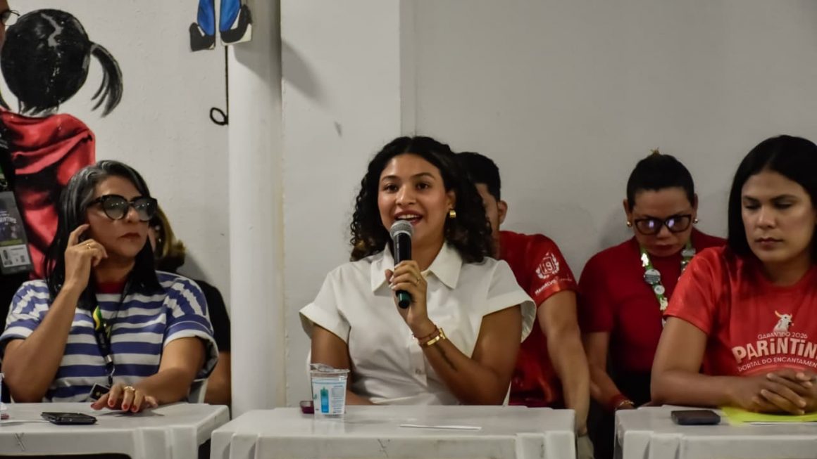 Defensora pública faz discurso duranrte reunião sobre o Festival de Parintins