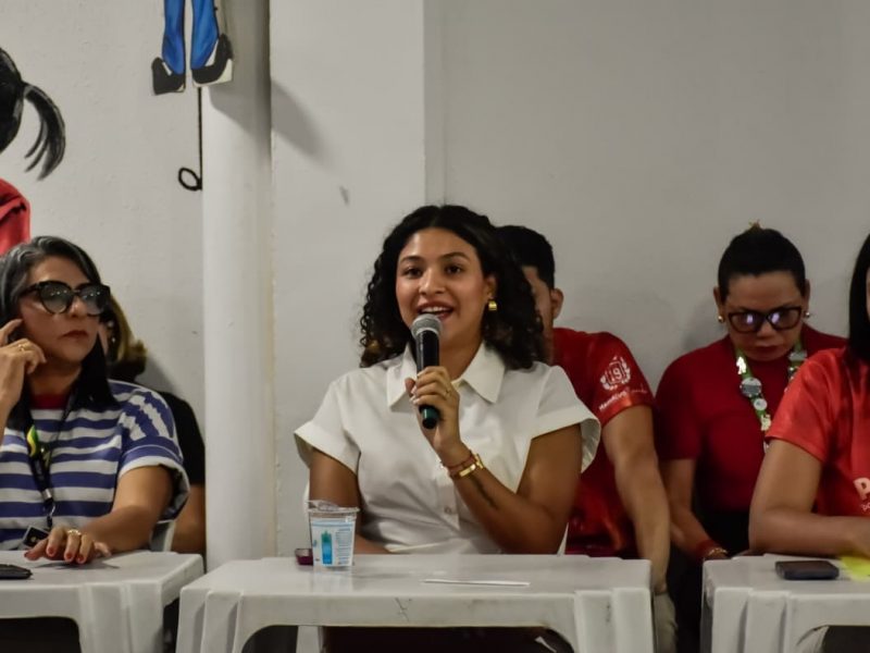 Defensora pública faz discurso duranrte reunião sobre o Festival de Parintins