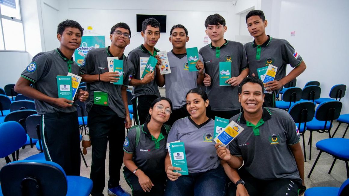 Estudantes posam para a foto durante oficinas da Defensoria em Tabatinga