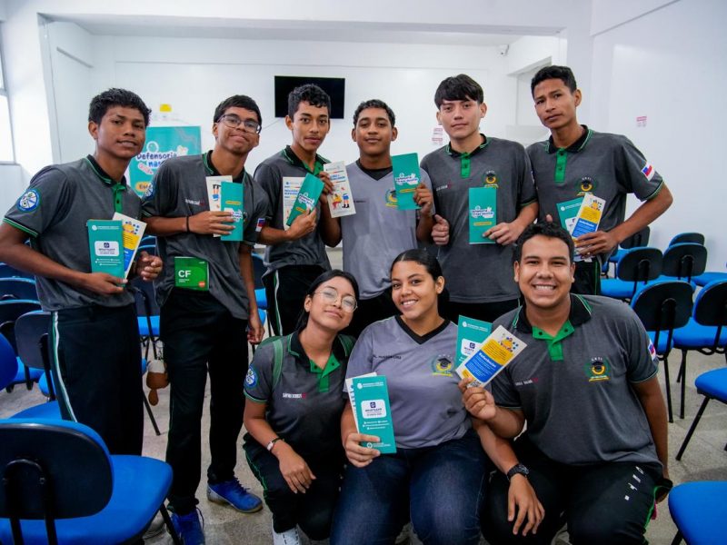 Estudantes posam para a foto durante oficinas da Defensoria em Tabatinga