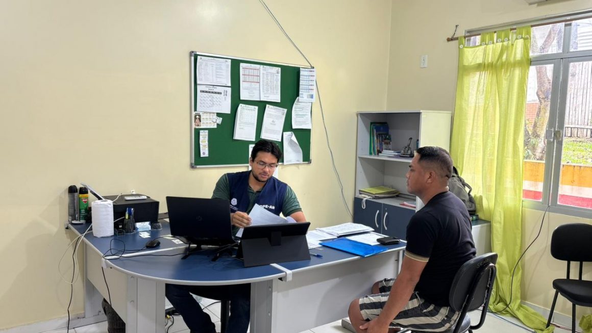 Assistido sendo atendido por servidor