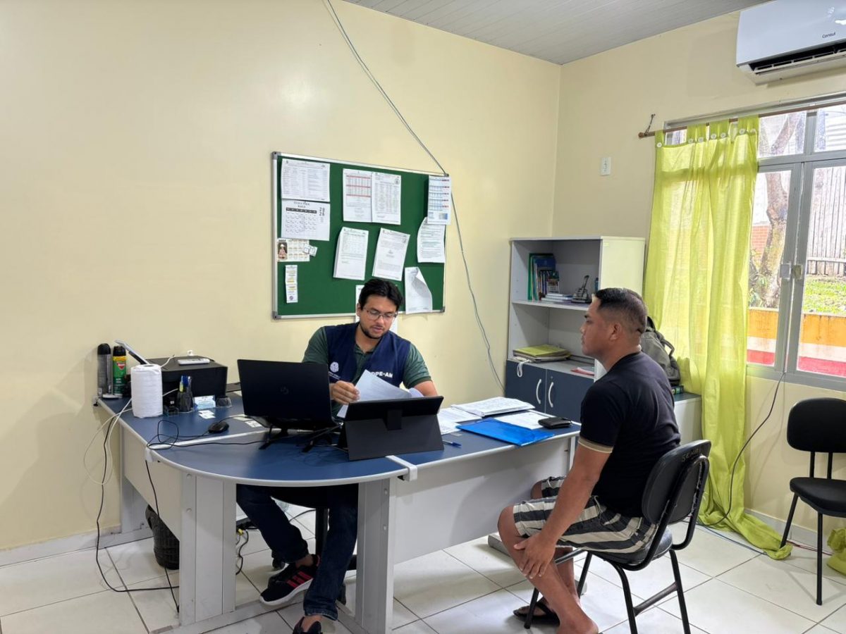 Assistido sendo atendido por servidor