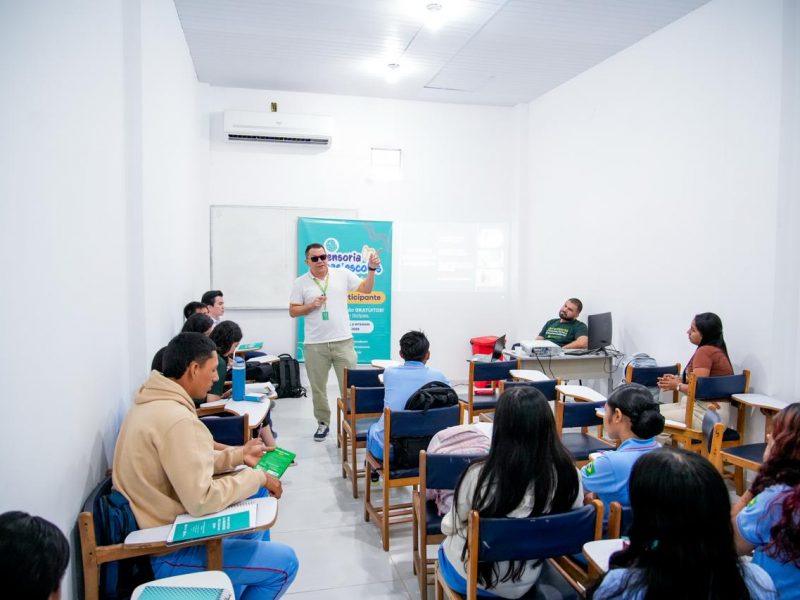 Servidor da Defensoria durante palestra para estudantes de Tabatinga