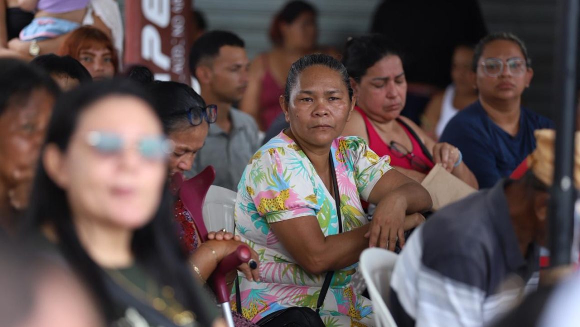 Assistidos aguardam para serem atendidos pela Defensoria