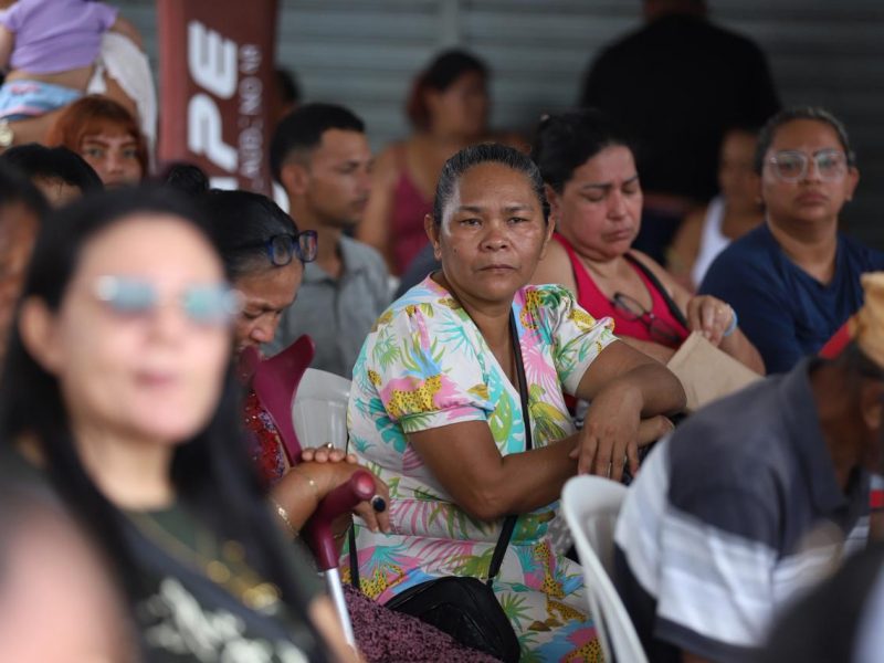 Assistidos aguardam para serem atendidos pela Defensoria