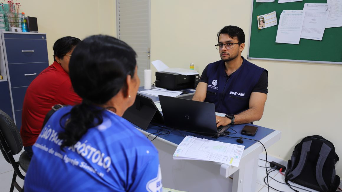 Servidor realiza atendimento ao assistido