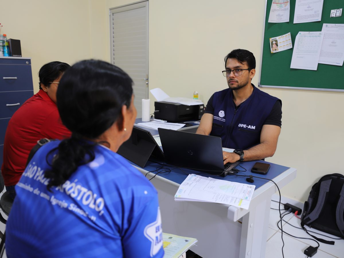Servidor realiza atendimento ao assistido