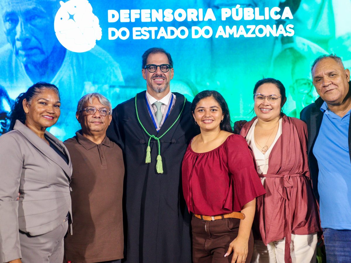 Na imagem, vemos o Defensor Geral do Amazonas ao centro posando para foto com pessoas assistidas pela Defensoria na cerimônia de recondução ao cargo